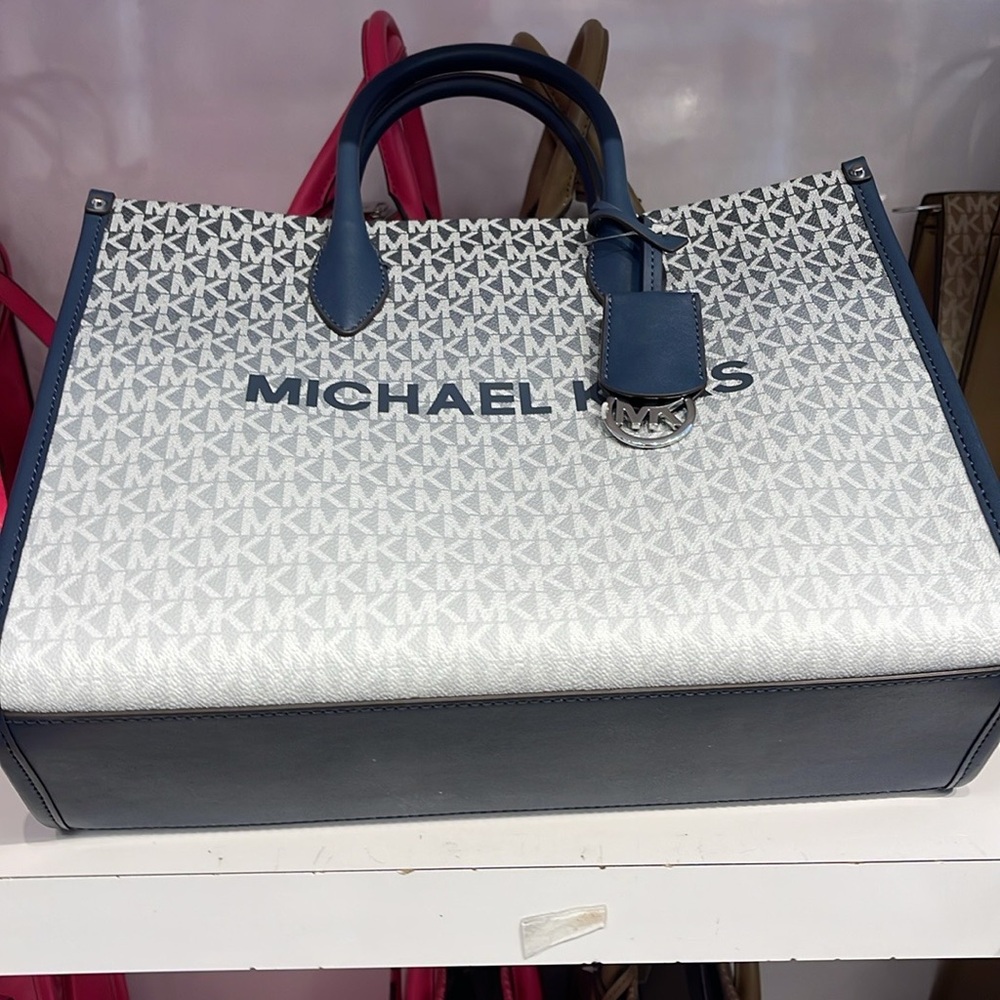 Michael Kors Mirella Medium Ombré Logo EW Tote Bag
Navy
NWT - Picture 9 of 14